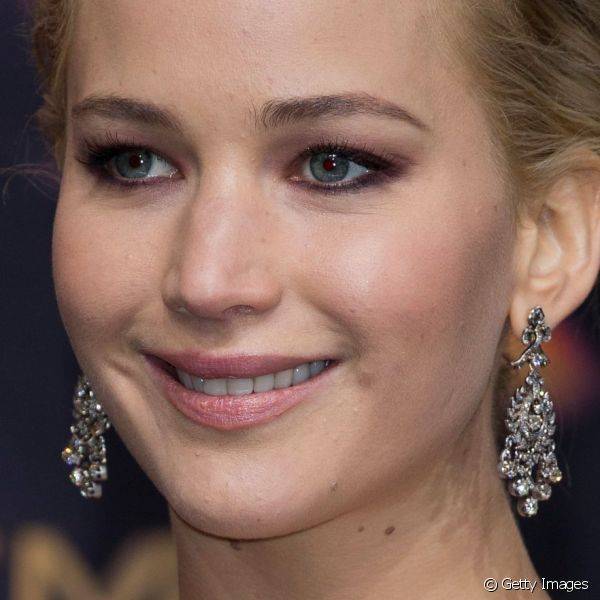 A atriz Jennifer Lawrence investiu na sombra roxa como destaque da make para a pr?-estreia do filme 'Jogos Vorazes: A Esperan?a - O Final'